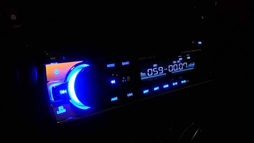 How to use an MP3 player in car stereo
