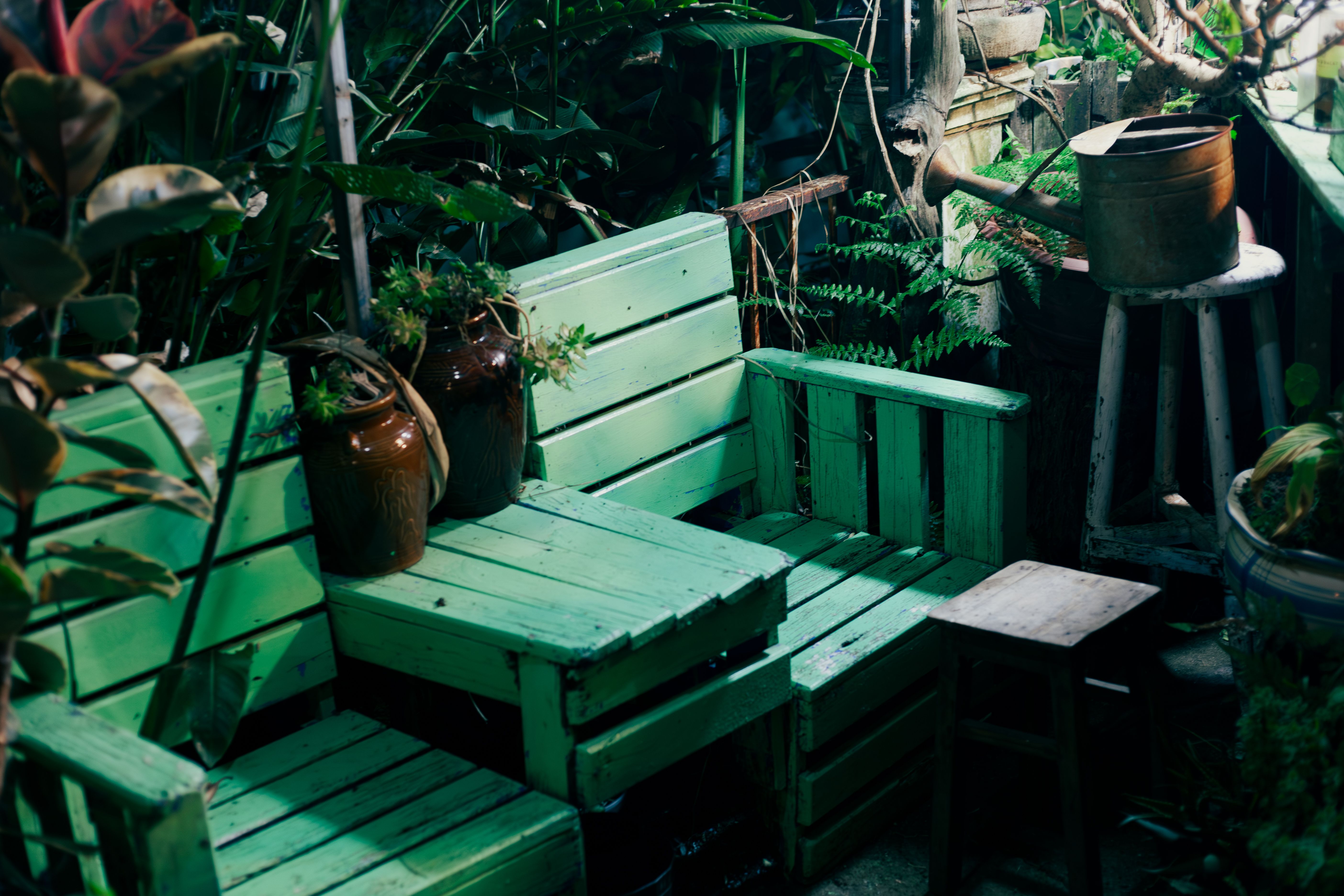 DIY-inspired garden seating with repurposed green pallets and plants